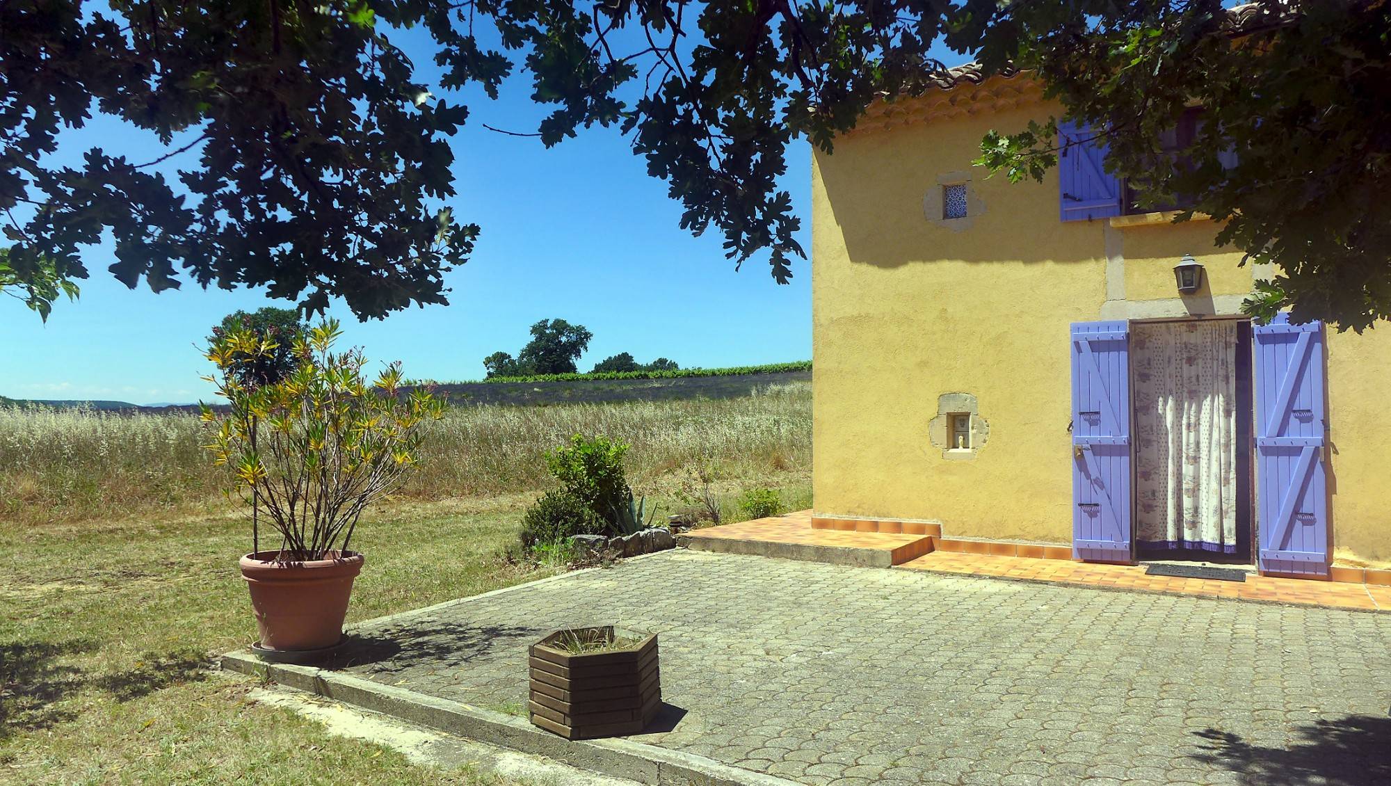 En Provence, dans le secteur de Grignan un mazet au milieu des lavandes 